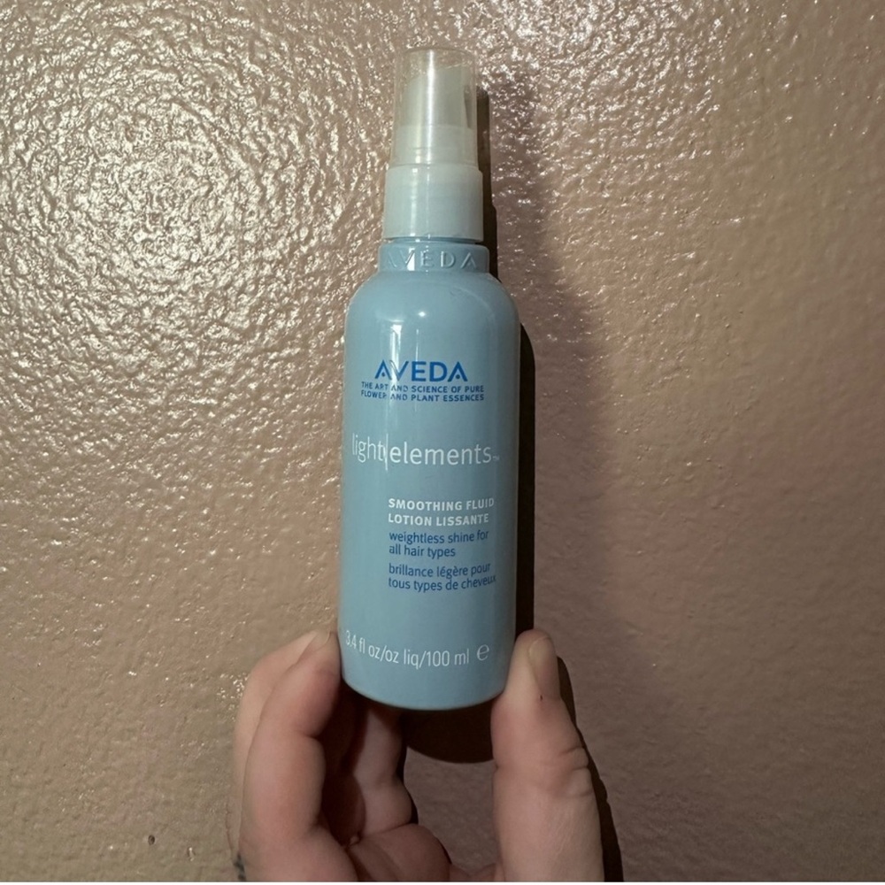 Aveda Light Elements Smoothing Fluid in Soft Blue